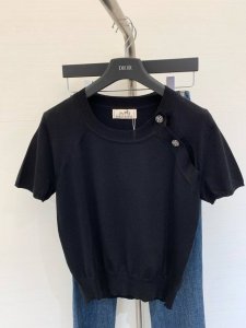 夏季新款 极致温柔斜肩针织短袖 颜色太正了耶 扣子是藏书章图案 非常精致 浅色系无脑冲即可 颜色 浅蓝 浅黄 黑色