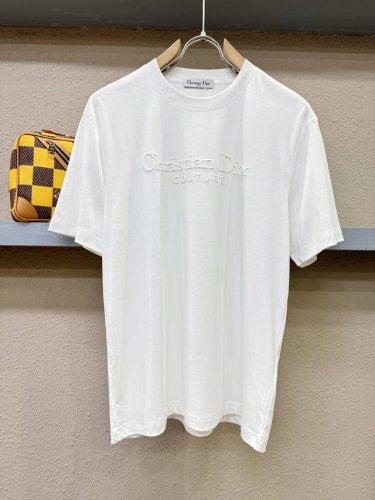 Dior迪奥 顶级品质 2025款新品短袖！精选丝光棉面料，手感柔软。顶级进口私货，时尚设计潮流短袖，不失奢华 品质毋庸置疑 上身效果超赞，奢华官网同款！尺码：
