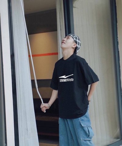 上新！国货之光鸿星尔克Erke经典标志Logo，化繁为简！极简的设计转化为服装语言，就如这件基础短袖T恤，有着极其细腻的面料质感，平淡中无处不透入极简高级质感！