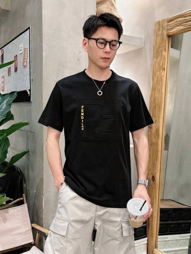 芬迪 新款圆领短袖凹凸工艺，更加时尚舒适，上身非常有型， 客供辅料，客供进口高档面料质感非常细腻，细节工艺精湛考究，塑造性极高的一款单品，任何时装都可以搭配，版