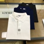专柜新品 Loew... 2025春夏新品 时尚polo 翻领短袖 高级定制百搭款式 任何人都可以轻松驾驭 面料全订制工艺 胸前奢华经典品牌Logo设计，非常显