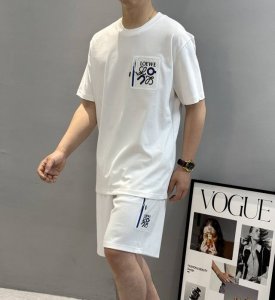 loew*罗意威25S新款套装.宽松舒适版型.多色彩设计.极为经典字母图形造型是整个造型的亮点.减龄利器.对于罗意威的经典演绎.口袋设计.高温烫画工艺.优质26