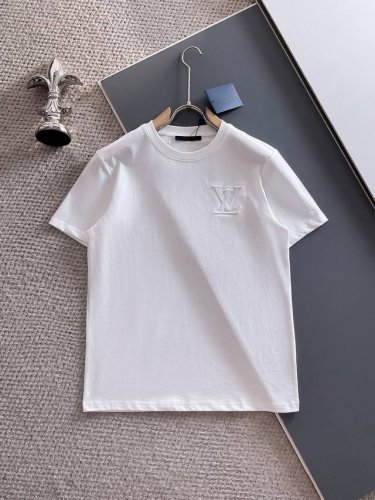 路易威登Lv 2025春夏新款男女同款短袖T恤，！定制专属面料，定制原版工艺螺纹，胸前重工字母Logo工艺设计！简约大方，从容百搭，档次极高，完美融入时尚还有风