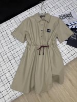 Miumi*25新款 胸前刺绣Logo连衣裙 时髦感满满 很推荐的一条连衣裙裙 非常实穿 日常出街或者通勤都Ok 腰部是抽绳系带收腰 显瘦又有包容性 穿上街就是
