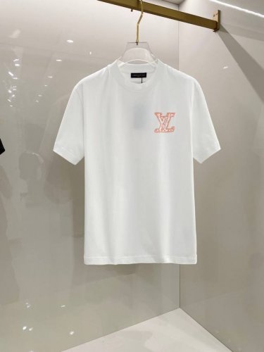 lv 2025早春新款男女同款短袖T恤，！定制专属纯棉面料，定制原版工艺螺纹，胸前重工字母Logo工艺设计！简约大方，从容百搭，档次极高，完美融入时尚还有风情感