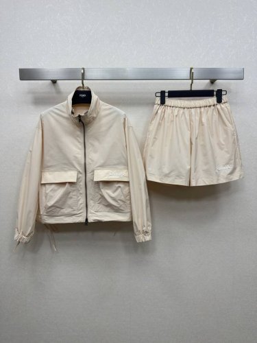 fend 25Ss 春夏新品 外套+松紧腰短裤 双口袋设计 后背字母标识 日常百搭 拉链外套 版型帅气又有型 分开搭配也超好看 一套出售两色Sml 。