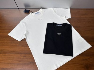 prada短袖T恤 工艺：刺绣 颜色：黑色 白色 码数：S～Xl 面料：精梳紧密棉盖棉280G 柔顺手感，做工细致。男女同款宽松版型！