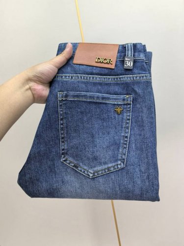 迪奥。2025春夏最新推出男士牛仔裤新品！重工水洗牛仔面料，定制面料和一般牛仔布料比起来，更加柔软舒适！超重工洗水工艺 双工艺洗水 整条裤子，手感舒适，细腻程度
