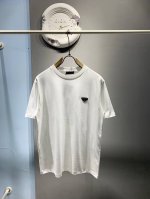 新款 Prada 普拉达，2025 Ss春夏新款 珐琅三角标圆领短袖T恤男女同款 本款T恤采用全棉平纹面料打造，再洗水定型，标志性的涂珐琅金属三角徽标点缀前幅，