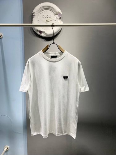 新款 Prada 普拉达，2025 Ss春夏新款 珐琅三角标圆领短袖T恤男女同款 本款T恤采用全棉平纹面料打造，再洗水定型，标志性的涂珐琅金属三角徽标点缀前幅，