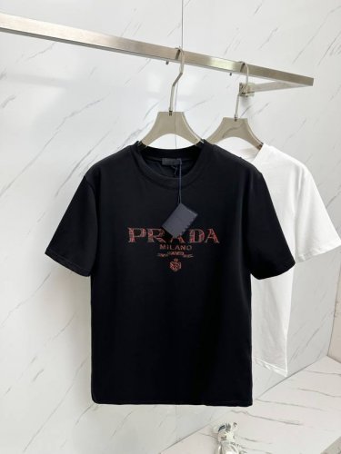 pd# 2025春夏新款首发专柜最新款短袖圆领T恤 高端订制 设计前卫时尚！品牌Logo重工艺设计 高端定制280克面料.手感柔软.穿着舒适.专柜级别精致车线.