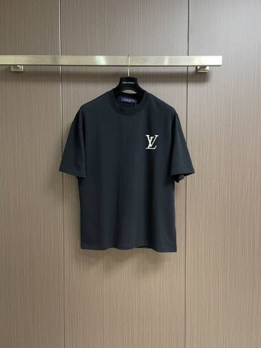 Lv 印花短袖T恤，采用了数码技术，喷墨印花可以实现复杂的图案和丰富的色彩，将墨水均匀喷射到织物表面，形成高精度的印花图案。烘干和蒸化可以促使墨水与织物纤维充分