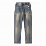 高品质L14# Thom Browne -汤姆布朗牛仔裤.采用软牛仔布料上身舒适感强 后面立体Logo采用铁标工艺 Tb标志色织带 细节设计低调增添质感 . 原