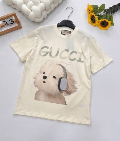 gucci 卡通可爱耳机狗狗印花图案短袖T恤 设计感十足 干净又清爽 满满的青春活力 真的狠难不爱啊！凹起造型来妥妥的好看 经典的小圆领设计简洁好穿 走在街上吸