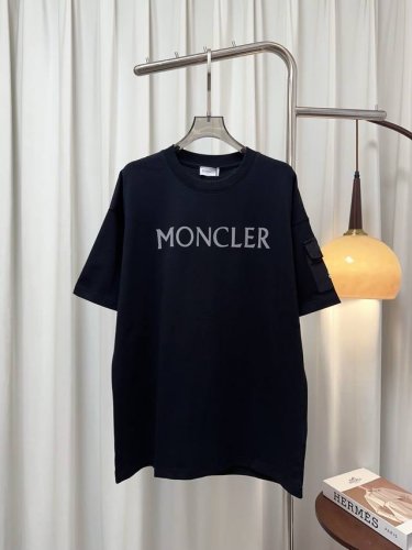 monc**新款袖子口袋设计徽标Logo T-Shirt 定制纯棉面料 克重高 质感好 亲肤舒适 采用印花徽标Logo点缀 袖子口袋设计 精致活力 减龄百搭 男