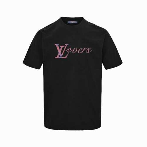 Louis Vuitton 路易威登 25Ss 紫金渐变字母印花短袖T恤 这款重磅260G精致的黑色 T 恤采棉制成，是本系列彩虹色的启发，胸前印有 Lv Ve