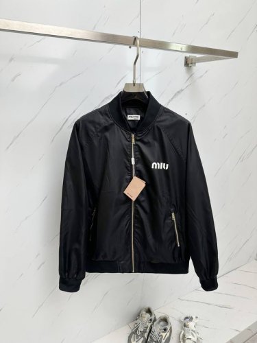 miumiu 2025春季新款休闲夹克外套，最新时尚休闲拉链夹克，时尚连帽夹克外套基础常规的连帽夹克版型裁剪，上身百搭简约不挑人，轻松应对各种场合与环境，属于日