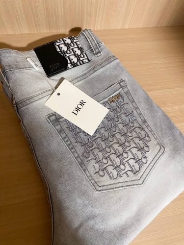 Dior 新季爆款Cd家 专柜代购新品春夏牛仔裤 浅复古水磨灰蓝色潮流 腰部原单印花新风格设计 柔软亲肤面料 专柜订制奢华感铭牌皮标品质感细节处理满满到位 颜色