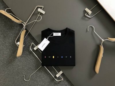 tb**合身版型M-Xxxl 25春夏顶级彩色刺绣下摆织带拼接开衩经典短袖，精致工艺专柜面料，顶级元素融合打造，经典短袖3标齐全，潮男时尚，无论是上身舒适度还是