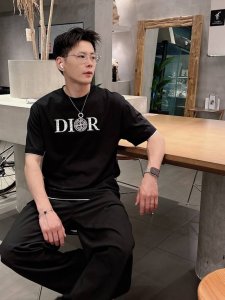 迪奥 2025春夏新款男女同款短袖T恤 定制专属纯棉面料 定制原版工艺螺纹 胸前重工字母Logo工艺设计 简约大方 从容百搭 档次极高 完美融入时尚还有风情感一