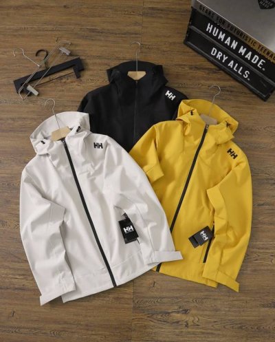 供 Helly Hansen 海丽汉森 春秋季新款硬壳户外冲锋衣连帽外套 这款冲锋衣来自专业户外品牌，挪威的Hh搭载专业防泼水面料得北欧品牌冲锋衣，设计线条简约