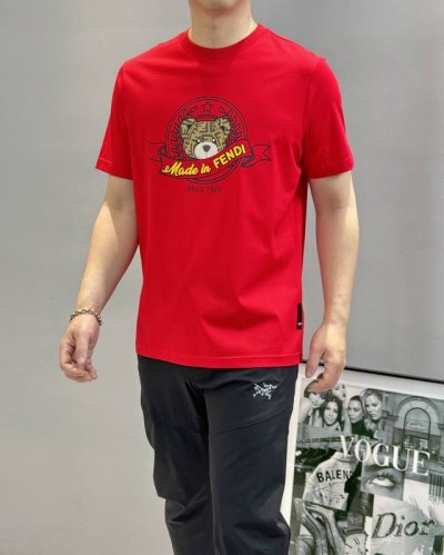 Fend*芬-迪25S春夏圆领T恤.优质190G丝光棉布制成，机织技术，相比于普通面料更加富有质感......胸口D小熊减龄烫画绘制而成的经典标签，常规裁剪，上