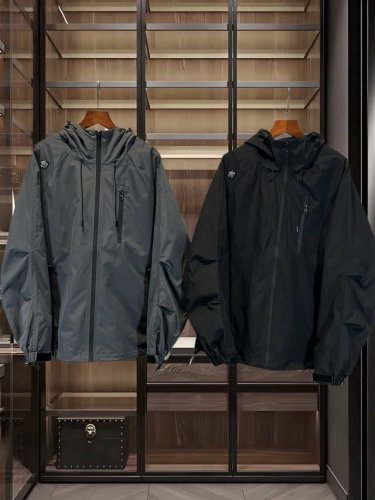 热封压胶冲锋衣！ 人气爆款！Descente 迪桑特专柜新品户外连帽外套冲锋衣！恒隆在售万元级，款号：8001 迪桑特家今年新品软壳户外三防面料！有效防风防雨雪
