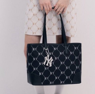 上新 Mlb专柜新款满版老花大号横版托特包 原单品质独家首发！男女同款 高级感爆棚可手提 可斜挎，适合早春打工人日常 通勤 逛街 约会 逛街背女孩子的包包永远不