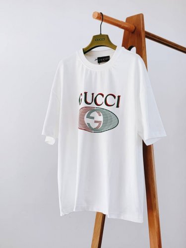 Gucci 古驰 2025Ss春夏新品 立体感Logo微廓形半袖T恤，甄选高支液氨莫棉，手感面糯有骨感，柔而有韧性。液氨工艺处理，韧性和抗皱性能得到大幅度提高。