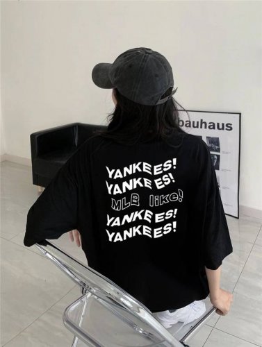 mlb Yankees-Ny 扭动字体短袖半袖T恤 采用260G双纱100%新疆精梳纯棉面料 采用过肩拉条工艺，百洗不变形！ -采用高端印花，百洗不开裂！ 宽松