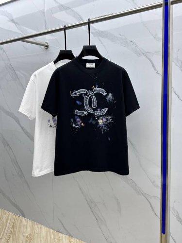 Chanel 香奈儿 2025Fw春夏新品圆领打底外穿T恤，立体感Logo微廓形半袖 活性纯棉打底T恤，棉，手感面糯有骨感，柔而有韧性。工艺处理，韧性和抗皱性能