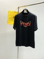 fendi 芬迪，2025夏季最新品，专柜同步有售，原单狠货，休闲时尚圆领短袖T恤，进口原版面料，顶级印花工艺字母图案Logo，独特设计，上身舒适透气，档次极高