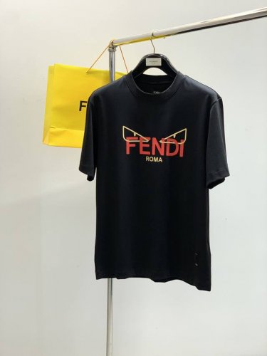 fendi 芬迪，2025夏季最新品，专柜同步有售，原单狠货，休闲时尚圆领短袖T恤，进口原版面料，顶级印花工艺字母图案Logo，独特设计，上身舒适透气，档次极高