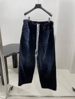 新品渐变大廓形解构直筒长裤 织边牛仔布大廓形版型解构剪裁 中腰抽绳腰部 调解腰围 做旧拉毛 背面饰以Balg牛皮纸标识贴饰 做旧折裂效果 破坏款效果裤脚 洗水有