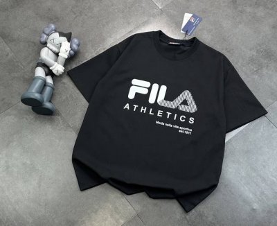 潮牌Fila斐乐官网同款同步短袖！胸前Logo点缀胸前，简约又不失时尚感，一眼就狠狠拿捏住了！正肩版型对各种身材都很友好，穿起来整个人显得挺拔又精神，瞬间男友力