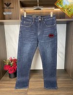 P200 阿玛尼 专柜最新同款牛仔裤 面料版型做工绝绝子 好穿不挑身材在搭配上没有太多的限制 随意简洁的衬托其他单品，来展现自己的风格姿态～ 可以百搭任何风格的