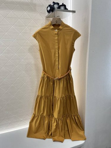 Maxmar*2025新品上架 立领腰带连衣裙 定制Yb进口斜纹稠材质 质感细腻 透气舒适 立领无袖连衣裙剪裁 利用剪裁和细节提升精致度 半开襟搭配隐藏式压褶设