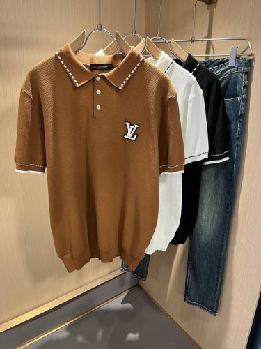 louis Vuit*On 2025春夏路易家族轻奢翻领针织短袖！路易家族的新高端，细节品质永远的那么完美无瑕，创意设计层出不穷。字母Logo刺绣图案设计！实属