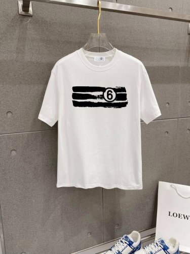 马吉拉。。Mm6新款字母印花双层重工短袖T桖 字母图案不管是T桖还是卫衣都是每年的爆款单品 前幅大面积印花采用大康丽数码印花机直喷 成本极高 经过多次的调试打版