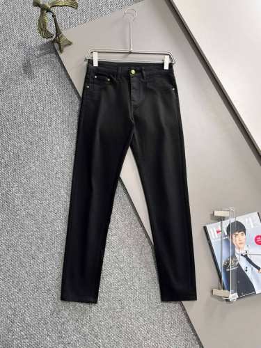 迪奥2025夏季新品刺绣口袋修身牛仔裤长裤 采用进口客供日本Denim平纹棉质牛仔面料梭织生产 三标齐全 简约不失大气 柔软细腻舒适 上身百搭时尚 颜色 黑色