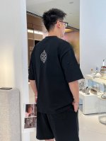 巴黎世家2025新工艺春夏新款首发专柜最新款短袖圆领T恤 官网同款 高端订制 设计前卫时尚！品牌Logo重工艺设计 高端定纯棉面料.手感柔软.穿着舒适.专柜级别