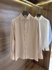 new# Kiton 奇顿 专柜同步 刺绣标志性小红点100%亚麻柔软休闲长袖衬衫，无疑是一件集时尚与舒适于一体的优秀单品。慵懒骨子里的高级感，轻盈的呼吸感，藏