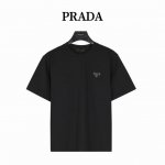 prada 普拉达 胸前三角标后摆字母短袖 标识精致升级，灵感源自八十年代复古印花。采用定制面料。添加杜邦公司Sorona 索罗娜 材料，亲肤性好、改善缩水，同