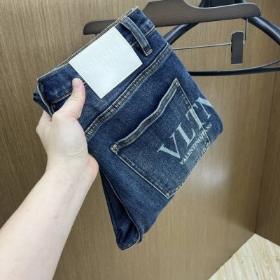 新款 Vltn 高端定制品质 25Ss春夏最新款原单牛仔裤 柜台同步发售 原版定制复刻 客供五金辅料 原单品质 进口牛仔面料重工洗水 做工走线精细 上身绝佳，优