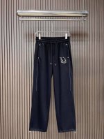 迪奥 2025春季新款休闲裤！官网同步发售。品牌经典Logo休闲裤 ，定制面料，舒适度极好，手触感强烈。辨识度极高，完美品相工艺。 尺码：M-3Xl