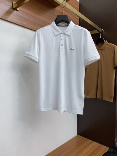 Lp 诺悠翩雅 臻品定制系列的设计polo衫确实独具匠心 展现了定制服装的精致与品味 定制材质 不仅触感柔软舒适 还具有良好的透气性和吸湿性 确保穿着者在任何场