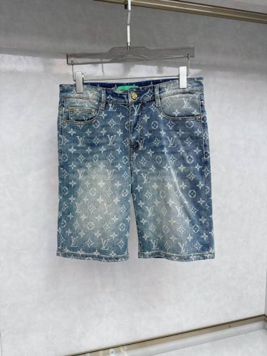 lv 25S新款潮男时尚休闲牛仔短裤，高端欧版原单，潮流时尚休闲 透气舒适度高，细节无可挑剔，品牌元素设计理念，体现高品质。呈现休闲裁剪，上身版型超赞！ 码数：