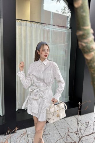 上新 罗意威 条纹收腰鱼尾衬衫连衣裙 气质翻领布布收腰设计收腰鱼尾裙摆 上身淑女又优雅显瘦 任何减龄都可以轻松驾驭 ～ 颜色：白色 尺码：Sml S码推荐： 8