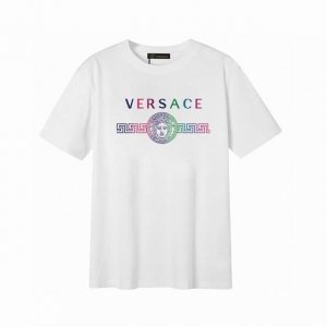 Versace 范思哲奢华炫彩美杜莎短袖T恤,简单的设计看起来特别大方！版型剪裁特别有讲究！上身很洋气显瘦内搭外穿都看高密针织圆领设计，平整简约！亲肤透爽！T恤