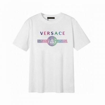 Versace 范思哲奢华炫彩美杜莎短袖T恤,简单的设计看起来特别大方！版型剪裁特别有讲究！上身很洋气显瘦内搭外穿都看高密针织圆领设计，平整简约！亲肤透爽！T恤